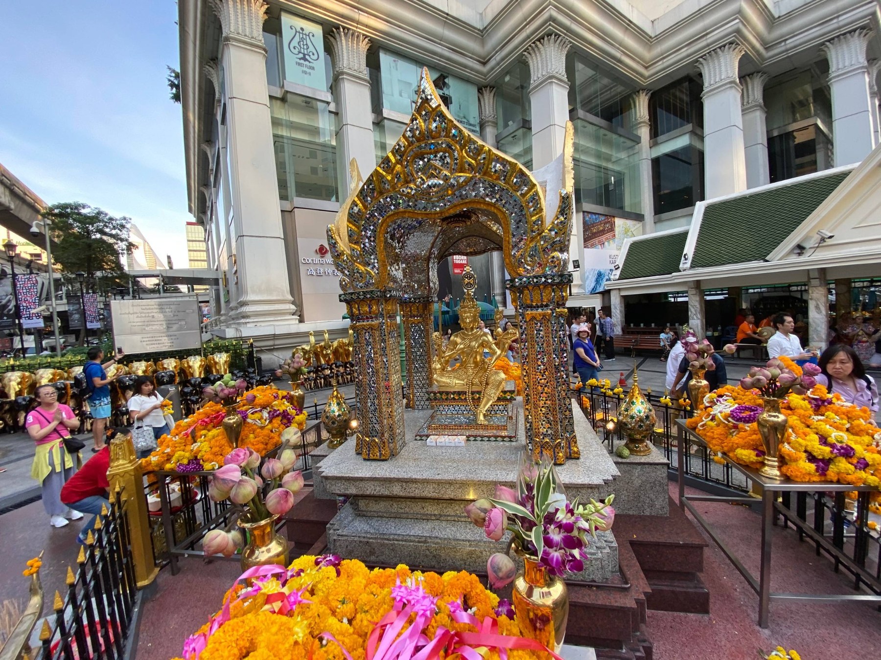 曼谷街区中的四面佛神龛全景