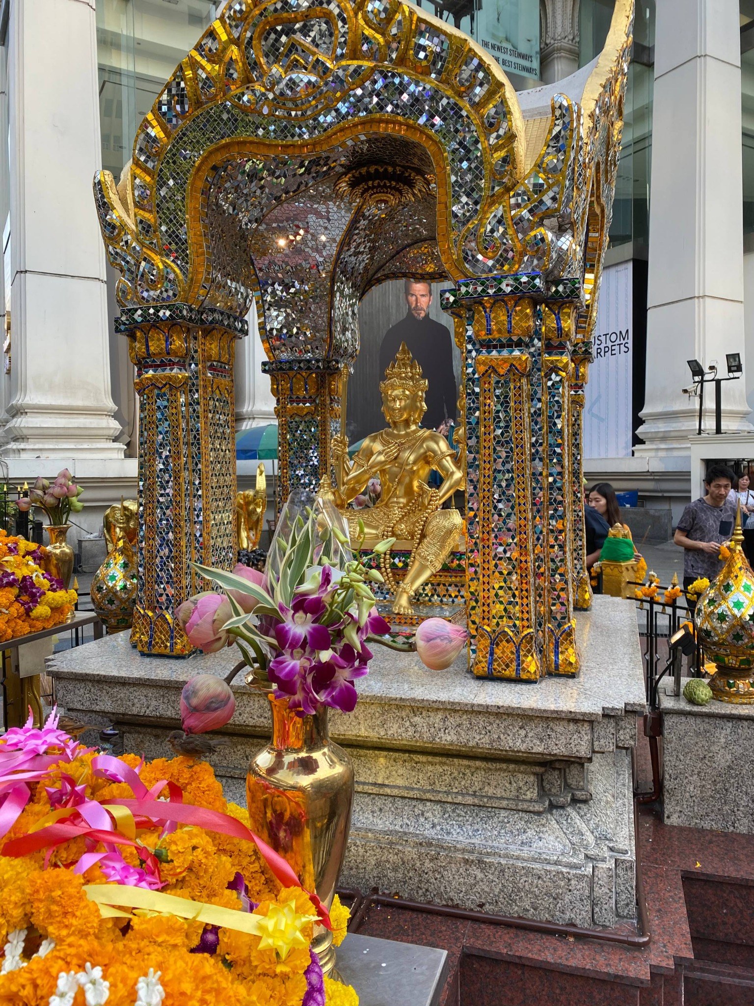 金色四面佛神像与泰式亭阁近景