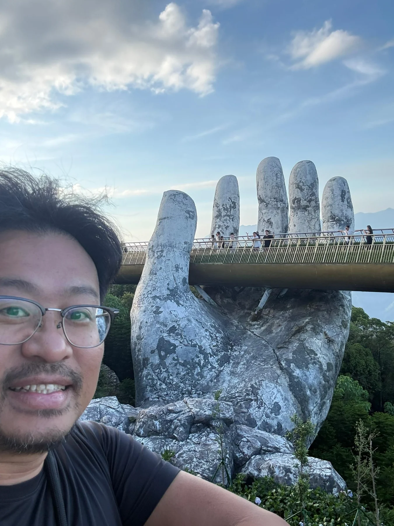 游客自拍与佛手金桥